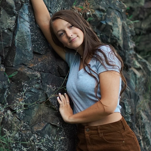 Meet your Posher, Stephanie - Picture 2 of 5